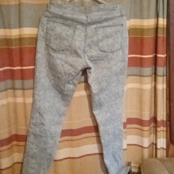 Universal Thread, 8, Leopard - Picture 2 of 3